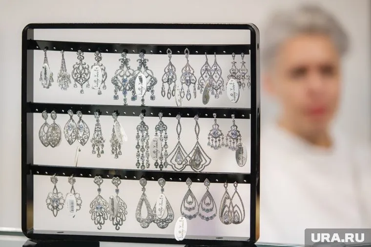 Роман Алексея Иванова не будет продвигать ювелирные изделия