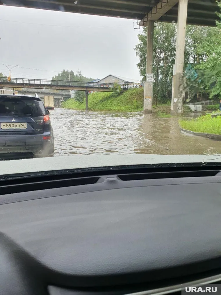 Пользователи соцсетей считают, что лужа появилась из-за неправильно расположенных ливневых канализаций