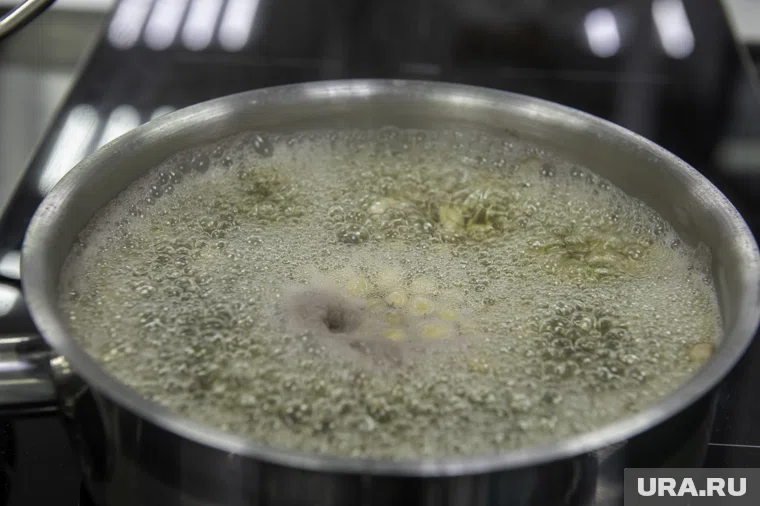 Женщина во время готовки уронила малыша в кипящий суп