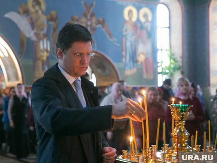 Александр Новак поставил свечку в сургутском храме