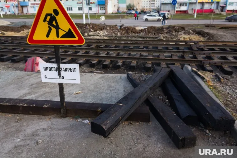 Шпалы пропитывают ядовитым креазотом в непосредственной близости от жилых домов Артемовского