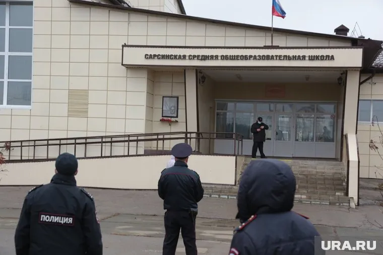 Сейчас школа Сарса отцеплена полицией