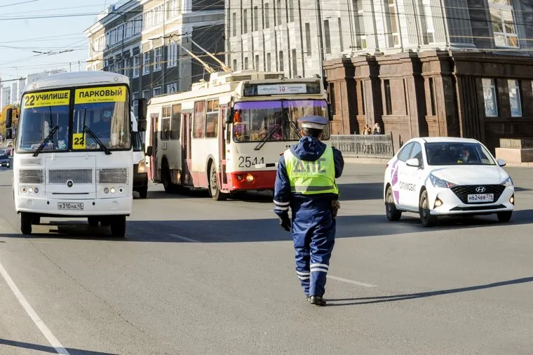 Проверка водителей и пассажиров на соблюдение масочного режима. Челябинск