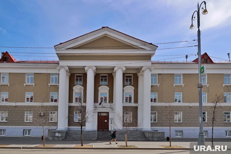 На крыше здания в Кургане остались пустые постаменты для скульптур