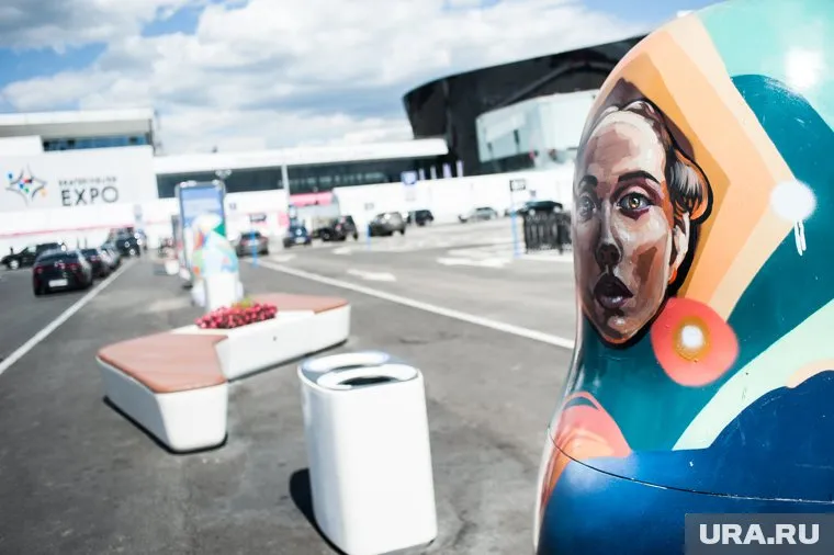 Перед выставочным центром установлены матрешки, с помощью которых Екатеринбург рекламировал заявку на «Экспо-2025»