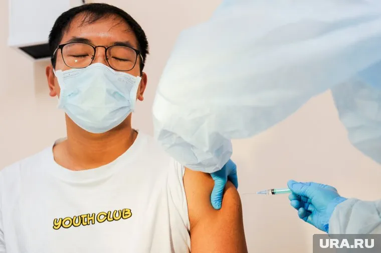 Изменчивость COVID пока мешает формированию коллективного иммунитета, считает биолог