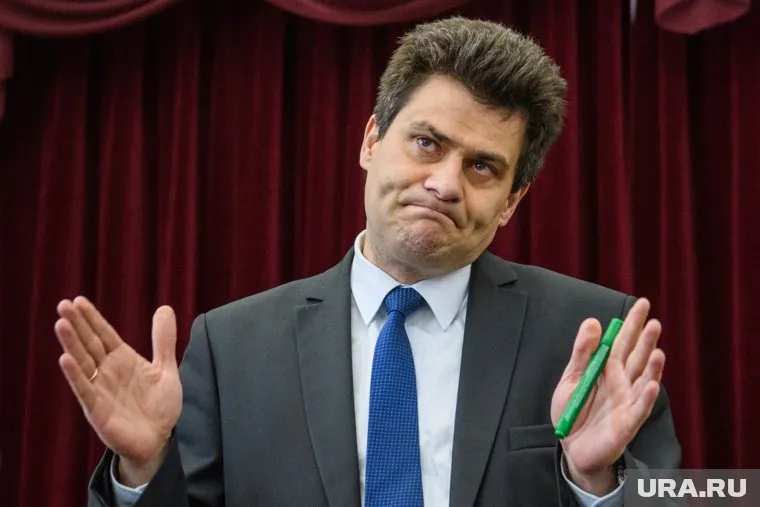 Александр Высокинский выступает с докладом перед гордумой