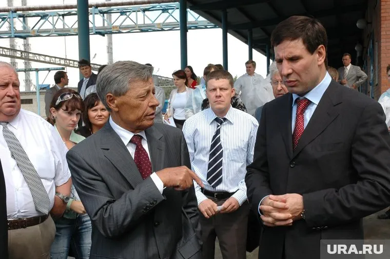 Будущий челябинский губернатор Михаил Юревич (справа) показывает действующему главе региона Петру Сумину свою «Макфу»