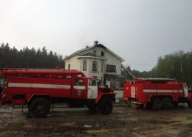 У скандально известного педагога из Златоуста подожгли коттедж