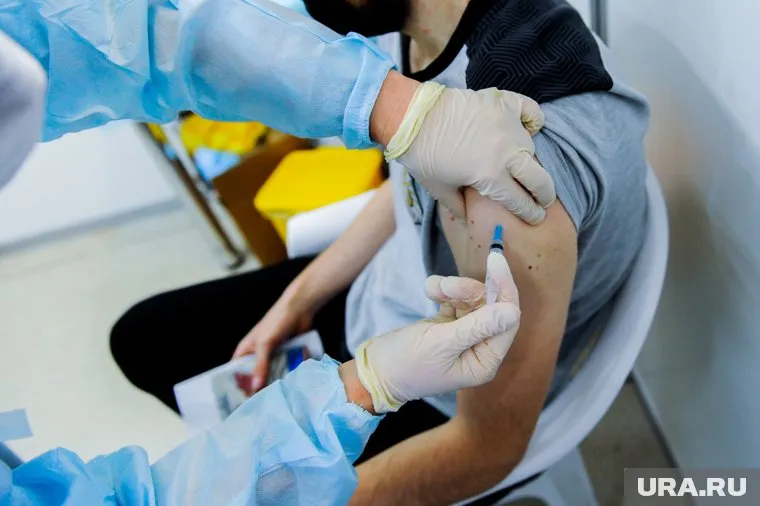 Медики держат руку на пульсе и призывают вакцинироваться (фото из архива)