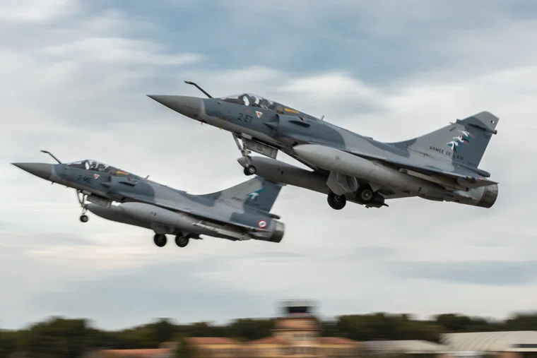 Согласно расчетам де Латтра, общая стоимость 100 самолетов составит более 11 млрд евро, а не 10 млрд, как указано в соглашение