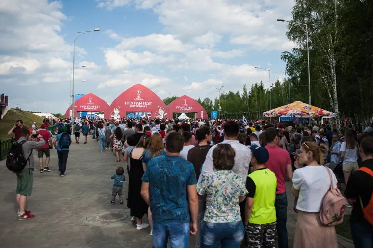 Фан-зона ЦПКиО. Трансляция матча чемпионата мира по футболу между сборной России и сборной Уругвая (необработанные). Екатеринбург