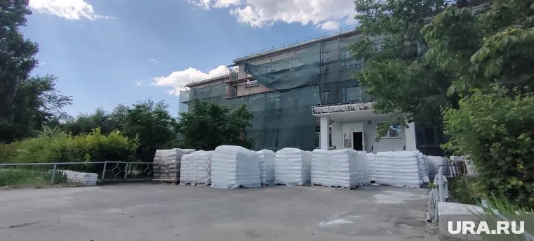 В Северодонецке полностью восстанавливают здание школы, пострадавшей от атак ВСУ