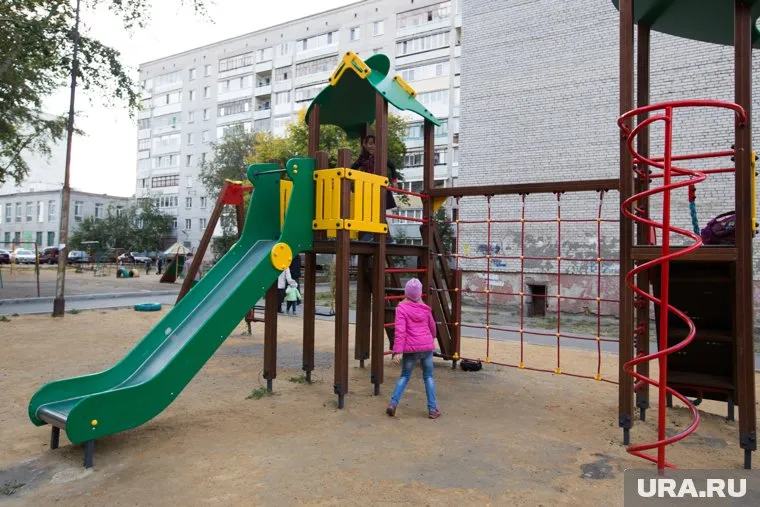 Детская площадка во дворе Макса Фадеева появилась год назад