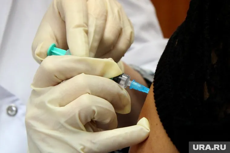 Власти обещают начать массовую вакцинацию уже в октябре