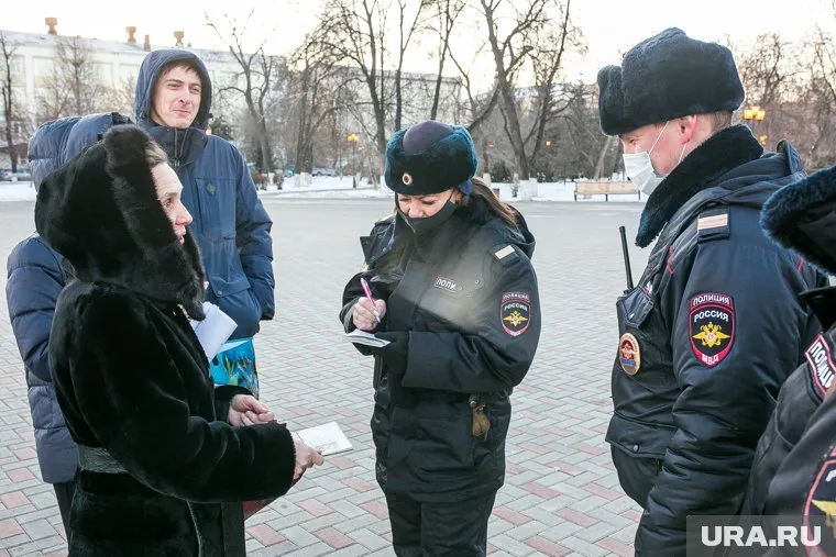 Родители требуют вернуть школьников на очное обучение