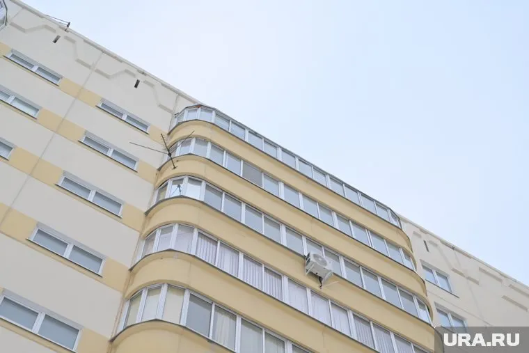 Девочка проживает вместе с сестрой и бабушкой в доме на девятом этаже