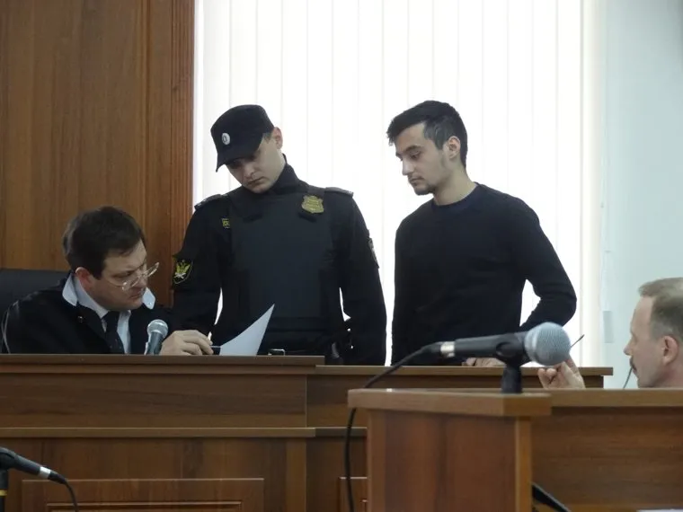 Судебный процесс "очкарик против южан" фотки Гусельникова ДОБАВКА, савинов сергей, фараджов салам