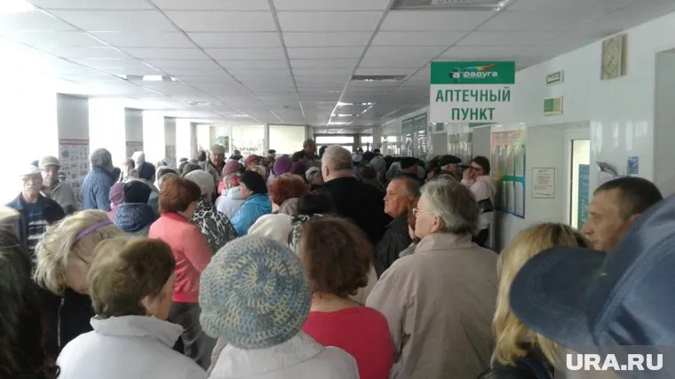 В поликлинике возникла давка за талонами