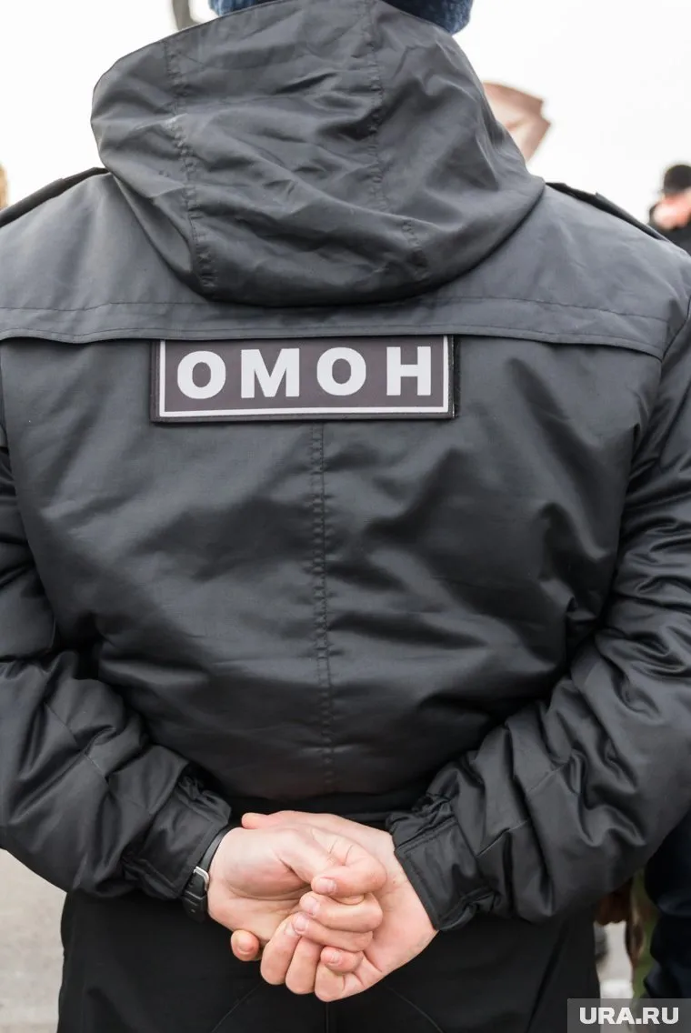 Предполагаемого убийцу вывели в форме и маске