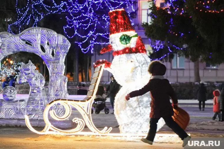 Новый год — это в первую очередь детский праздник, отметили политологи