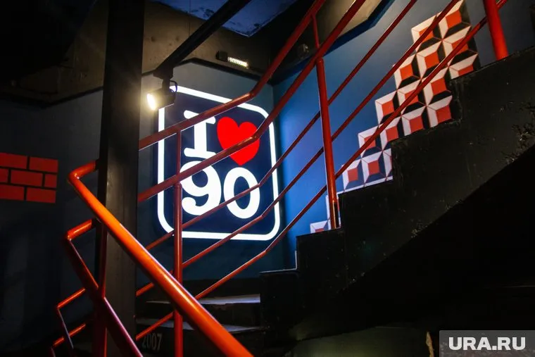 Вечеринка в стиле 90-х начнется в девять вечера, но Сергей Жуков приедет позже — сразу после концерта в «ЭКСПО»