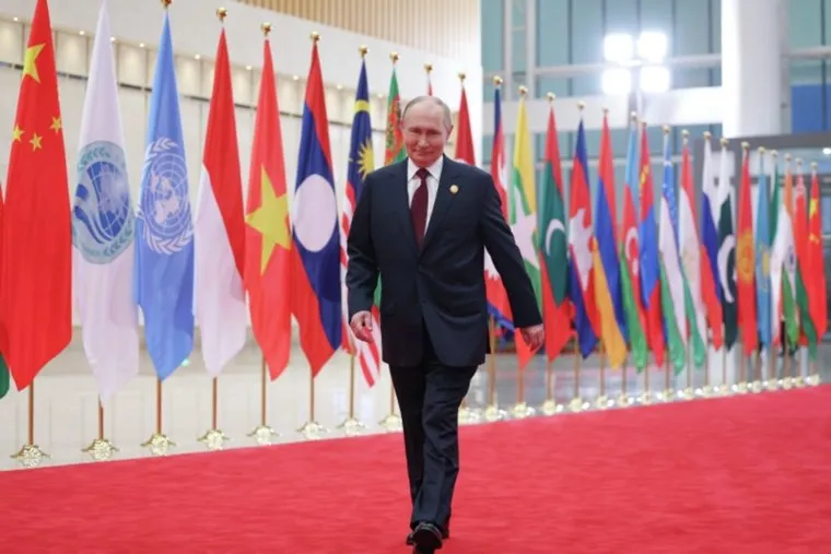 Путин прибыл в конгрессно-выставочном центре «Мэйцзян»