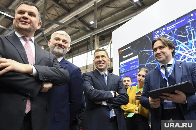 VIP-гости в ожидании Дмитрия Медведева провели обход выставки «Дорога-2019»