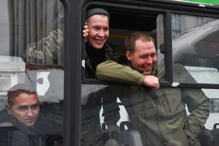 Отправка мобилизованных свердловчан с Чкаловского военкомата. Екатеринбург