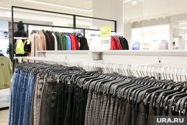 Вход в магазин одежды оказался закрыт, а внутри - пустые залы и тюки