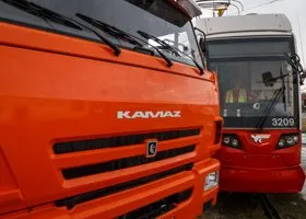 Жена водителя, который на КАМАЗе врезался в поезд, пожаловалась на преследования