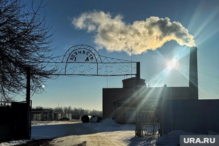 Жители поселка переживают, что морозы уже не за горами, а у котельной нет стены