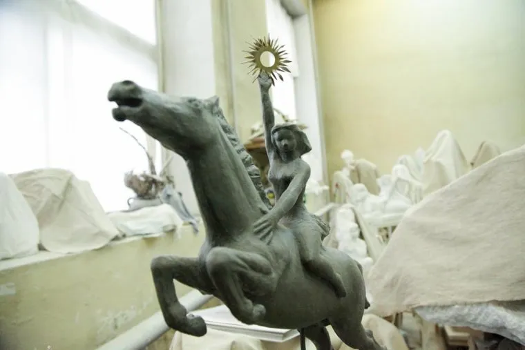 Ирина Текслер в мастерской скульптора Вардкеса Авакяна. Челябинск