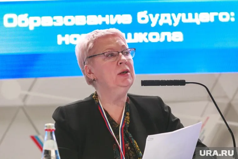 По мнению министра, с инязом в российских школах все плохо