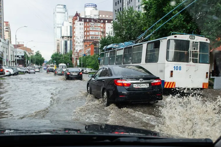 Подтопление на улице Белинского. Екатеринбург