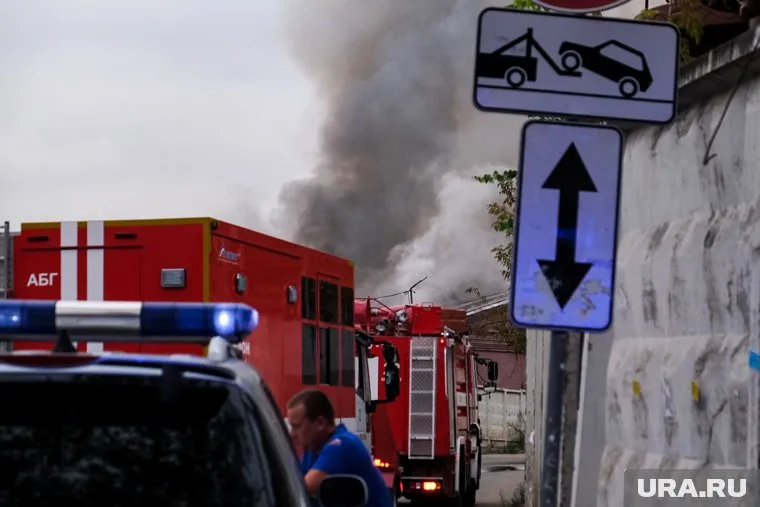 На востоке Москвы сотрудники МЧС России ликвидируют пожар (архивное фото)