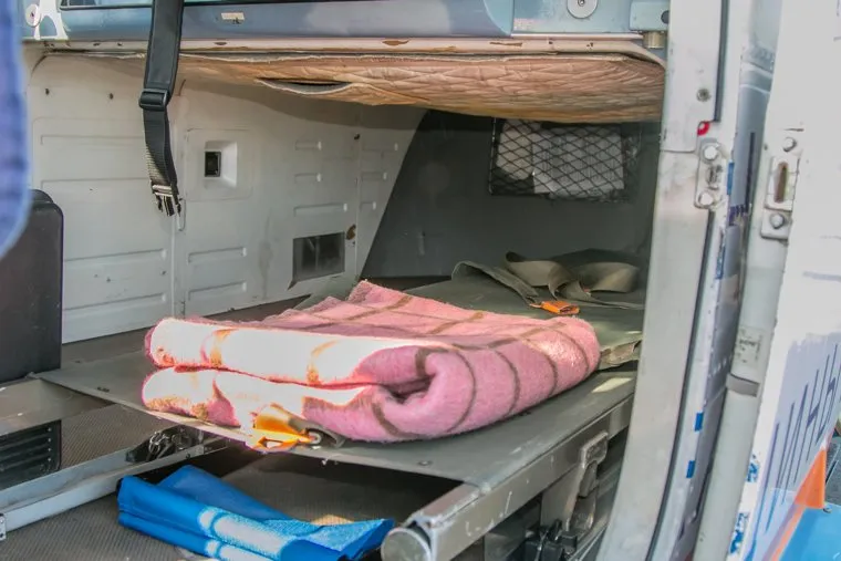 Городской аэропорт. Курган, носилки, вертолет мчс, центр медицины катастроф, санавиация, отсек для пациента