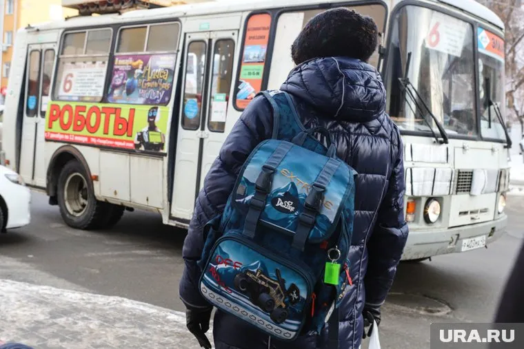 Трое подростков проехали на автобусе, зацепившись за него сзади
