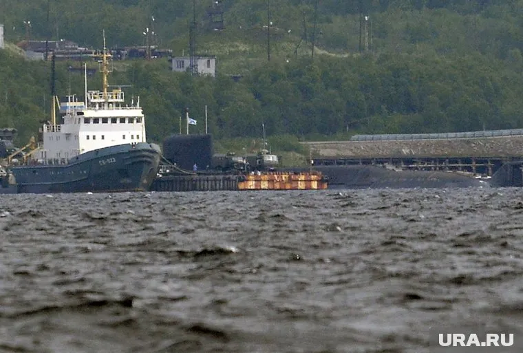 На фото можно увидеть подводную лодку и буксирное судно