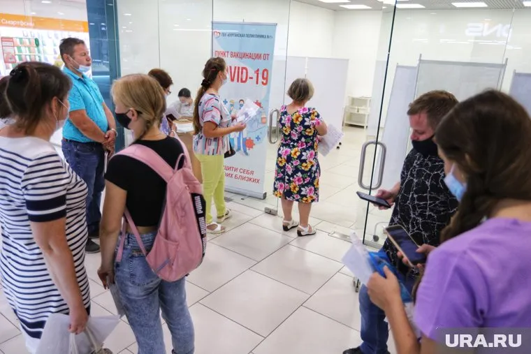 В курганских торговых центрах возобновят вакцинацию