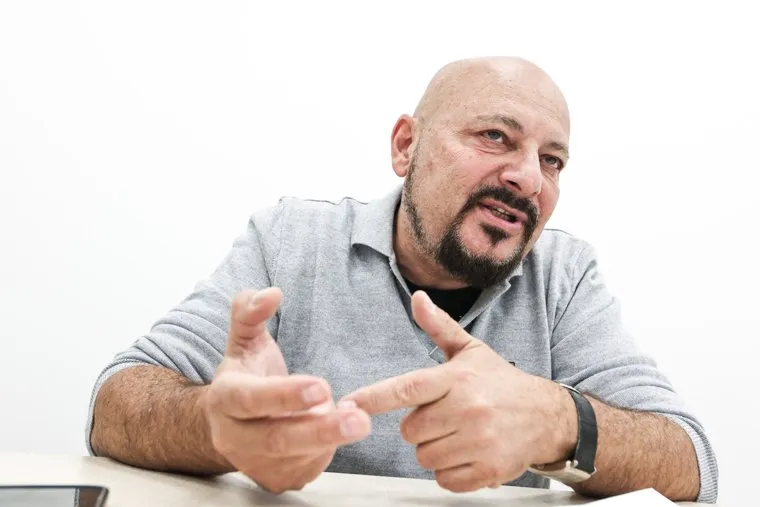 Евгений Коган во время интервью. Москва