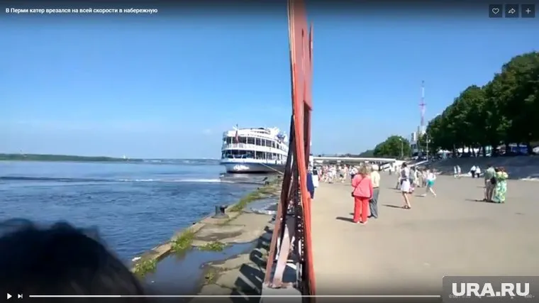 Пассажиры покинули судно до столкновения с набережной