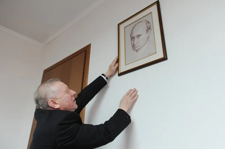 Глава Челябинска Евгений Тефтелев повесил портрет Владимира Путина, написанный Никасом Сафроновым, в своем рабочем кабинете. Челябинск, тефтелев евгений, портрет путина
