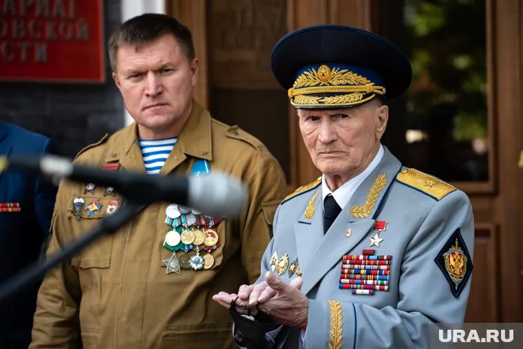 Евгений Тетерин (слева) вернулся с фронта в декабре 2023-го (архивное фото)