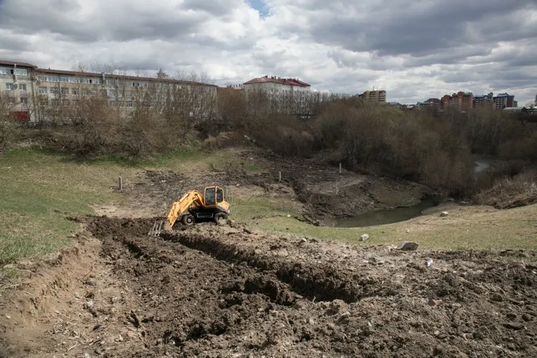 Овраг, на месте которого планируется стройка. Тюмень, экскаватор, строительная техника, лог, овраг