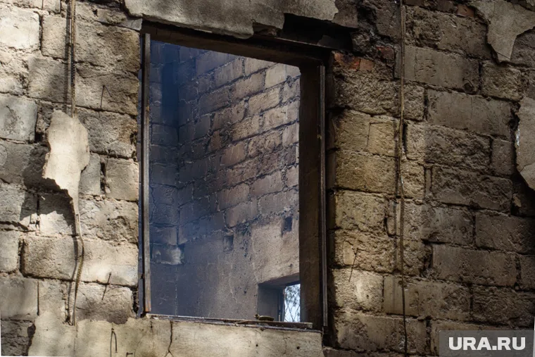 Здание было внутри все в дыму