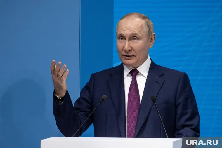 Стремление россиян жить по собственной воле заложено в генетическом коде, заявил Владимир Путин