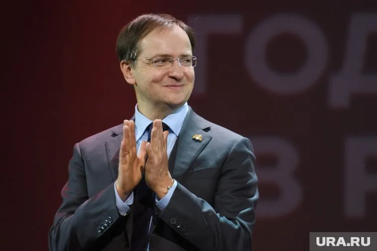 В России не пропагандируют идеологию с помощью учебников, сказал Владимир Мединский