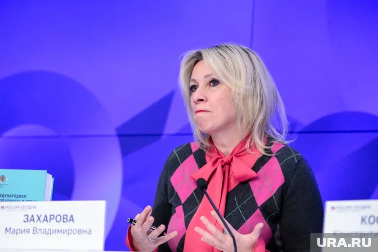 Захарова намекнула, что все заявления Зеленского о переговорах написаны под диктовку