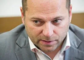 Свердловскому депутату не удается восстановить свою репутацию